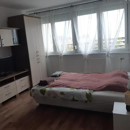 Pillango Parki Kis Lakas 15 Percre A Belvarostol