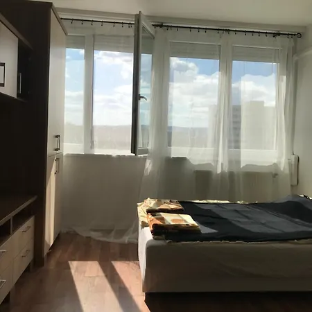 Pillango Parki Kis Lakas 15 Percre A Belvarostol *